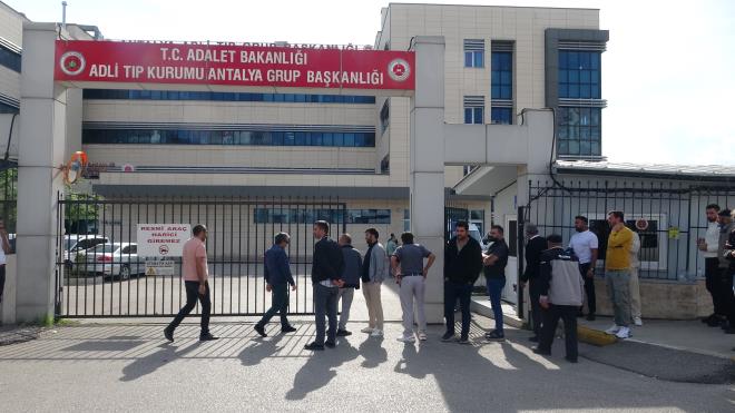 <h2 class="mb-2 mt-4 font-display font-semimedium text-base first:mt-0">Olay yeri incelemesi</h2>  <p class="my-2 [&amp;+p]:mt-4 [&amp;_strong:has(+br)]:inline-block [&amp;_strong:has(+br)]:pb-2">Cinayet Bro Amirlii ve Olay Yeri nceleme ekipleri, dairede savclk nezaretinde detayl alma yapt. ncelemelerin ardndan cenazeler Adli Tp Kurumu morguna kaldrld.</p>