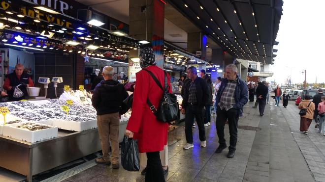 <span class="group/language-learning cursor-pointer"><span class="group-hover/language-learning:border-foreground border-subtle cursor-pointer hyphens-auto break-words border-b-2 border-dotted outline-none transition-colors duration-200 ease-out font-sans text-base font-medium text-foreground selection:bg-super/50 selection:text-foreground dark:selection:bg-super/10 dark:selection:text-super"><span style="visibility: visible;">Fiyatlar tketiciyi sevindirdi</span></span>&#65279;<span class="ml-1 inline-block -translate-y-px"></span></span><br>  Son 5 gndr hamsinin kilosu 50 TL civarnda satlyor. Bir hafta nce 3 kilosu yaklak 200 TL'ye kadar kan hamsi, artk her bteye uygun hale geldi.