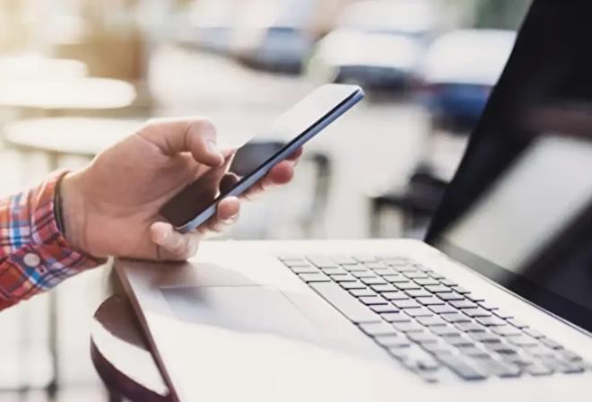 Akll telefonlarda pil mrn artrmay hedefleyen nemli bir adm atlyor. 2026 ylndan itibaren Play Store, enerji tketimi yksek uygulamalar hakknda kullanclara uyar gnderecek ve bu tr uygulamalarn maaza iindeki grnrln azaltacak.