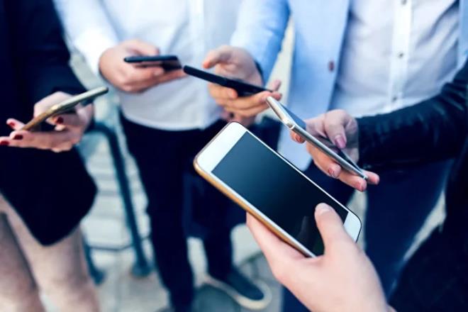 Telefonlarn pilinin hzl tkenmesinin balca sebeplerinden biri, arka planda alan veya yeterince optimize edilmemi uygulamalardr. Ancak hangi uygulamann fazla enerji harcadn belirlemek her zaman kolay olmuyor. Bu soruna zm olarak Google ve Samsung, "pile zarar veren" uygulamalar otomatik tespit eden ortak bir izleme sistemi gelitirdi.