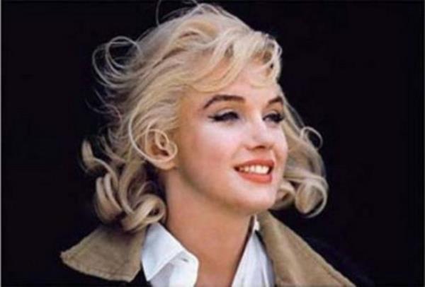 Marilyn Monroenun alt ayak parma vard.