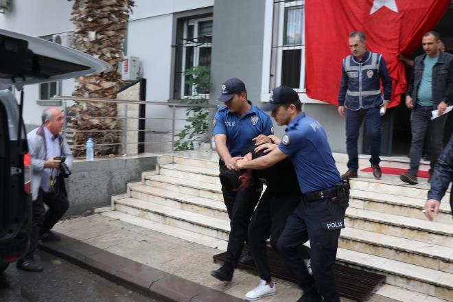 <strong>Duruma Ertelendi</strong><br>  Mahkeme heyeti, sank S.D.'nin tutukluluk halinin devamna karar vererek durumay ileriki bir tarihe erteledi.