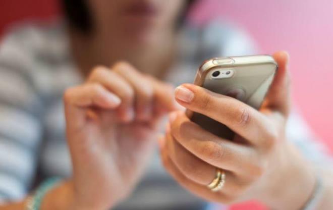 <p>te deerini katlayan o  Nokia modeli:</p>    <p><span><strong>1. Nokia 3310 (Orijinal Seri)</strong></span></p>    <p>Dayankllyla efsaneleen 3310'un zellikle "ilk retim" versiyonlar, koleksiyoncular tarafndan yksek fiyatlarla satn alnyor. Kutulu ve alr durumda olanlarn fiyat katlanyor.</p>    <p><span><strong>&nbsp;2. Nokia 8800</strong></span></p>    <p>Dneminin lks snf telefonlar arasnda yer alan 8800, metal kasas ve kaydrmal tasarmyla hl koleksiyonerlerin favorisi. Orijinal ve temiz modeller adeta antika statsne ykseldi.</p>    <p><strong>&nbsp;3. Nokia 7650</strong></span></p>    <p>Kamera ve kaydrmal yapsyla Nokia'nn ilk yeniliki modellerinden biri olan 7650, bugn nadir bulunduu iin yksek fiyatlara alc buluyor.</p>