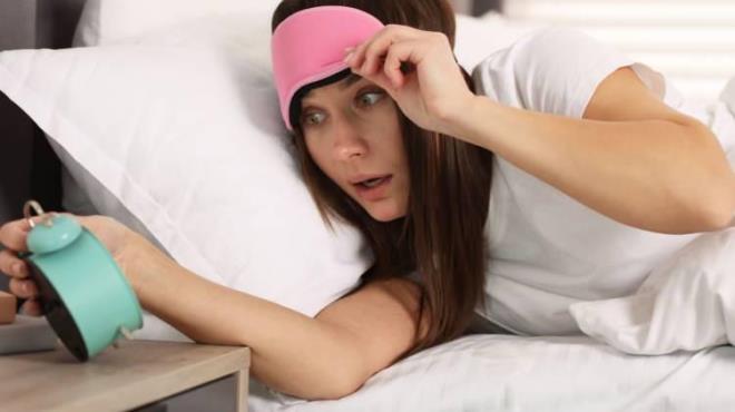 <strong>Yeterli ve dzenli uyku, yalnzca bedensel deil, duygusal denge ve zihinsel performans asndan da olduka nem tekil ediyor. Uzmanlar, bu noktada dzenli uyku alkanlnn kalp hastalklar, diyabet ve kronik yorgunluk sendromu gibi rahatszlklarn nlenmesinde kritik rol oynadna iaret ediyor.</strong>