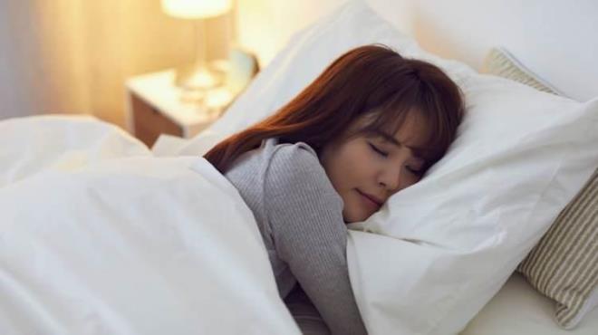 <p><span style="color:#FF0000"><strong>UYKU ALIKANLIKLARI VE SALIK ARASINDAK BALANTIYI GZLER NNE SERECEK</strong></span></p>    <p><strong>Boston'daki Brigham ve Kadn Hastanesi Uyku ve Sirkadiyen Dng Bozukluklar Blm tarafndan Harvard Tp Fakltesi'nin i birliiyle yaplan yeni bir aratrma, uyku alkanlklarnn salk zerindeki etkisini gzler nne serecek.</strong></p>