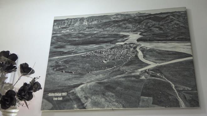 <strong>Cizre Kltrn Yaatyor</strong><br>  Mekan artk kente gelenlerin ilk urak noktalarndan biri. Gnlk 60 ila 100 kii burada fotoraf ekiyor, usta da Cizre kltrn tantma roln srdryor.