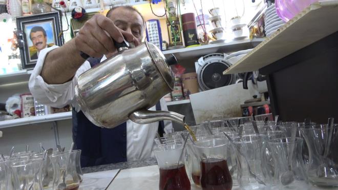 <strong>Gnde 5 Bin Bardak ay Satyor</strong><br>  Usta ayc, yllarn deneyimiyle gnde 5 bin bardak ay satarak blgesinde nemli bir sima haline geldi. Hizmet vermekten gurur duyduunu dile getiriyor.