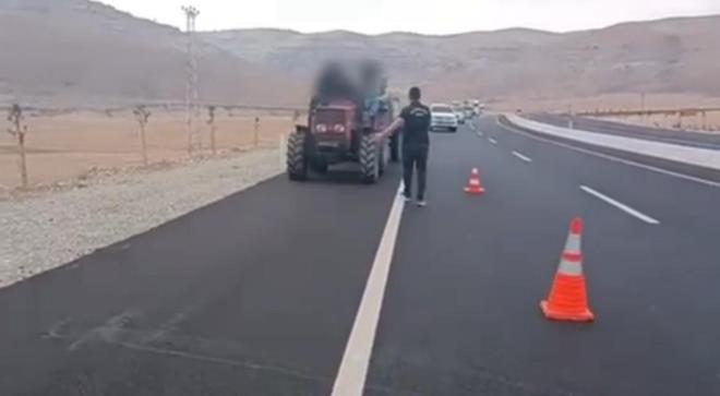 <strong>Tarmsal Sulama Tankeri Kullanld</strong><br>  Durdurulan traktre bal su tankerinde kaak sigara sakland tespit edildi.