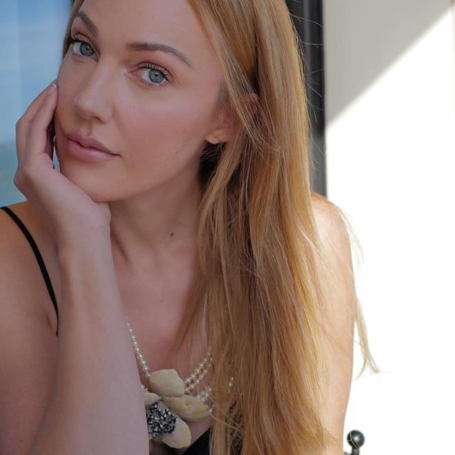 <strong>Boaz Manzaras Eliinde Poz</strong><br>  stanbul Boaz manzarasnda verdii poz, sanatnn ehirle btnleen zarafetini n plana karyor.