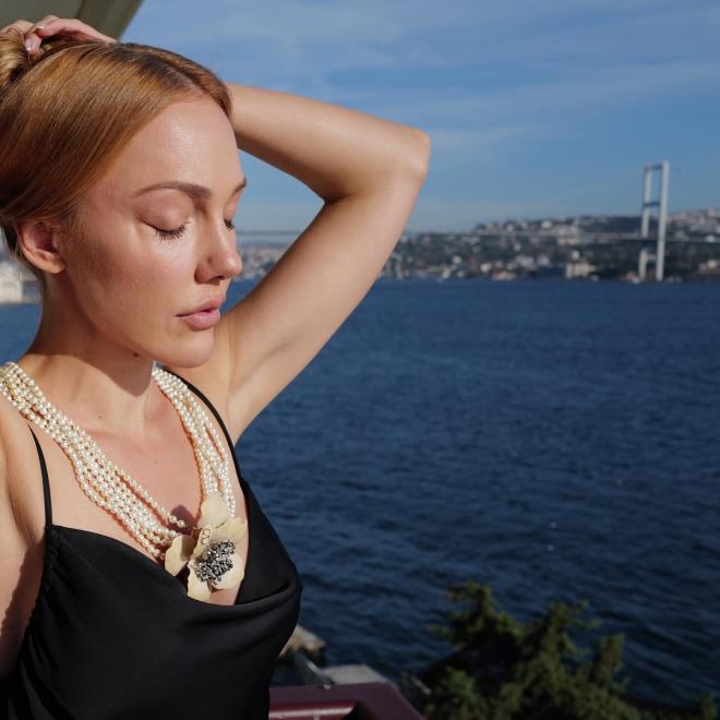 <strong>Stilinde Detaylara Yer Veriyor</strong><br>  nl isim, kolye ve elbise uyumunu, sade detaylarla birletirerek kendine has stilini gsteriyor.