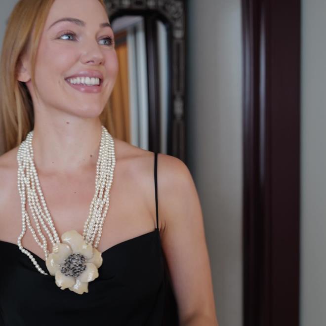 <strong>Doal ve Scak Glmseme</strong><br>  Uzerli'nin doal ve iten glmsemesinin ne kt kare, takipilerine pozitif enerji yayyor.