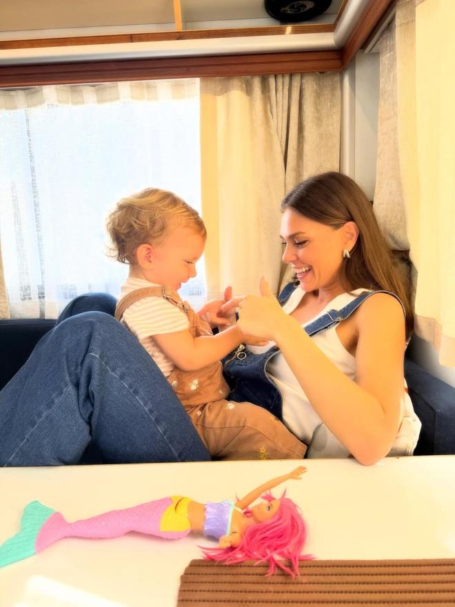 <strong>Samimi Sarlma</strong><br>  Anne ve kz, birbirlerine sarlarak iten sevgilerini fotoraf karelerine yanstyor.