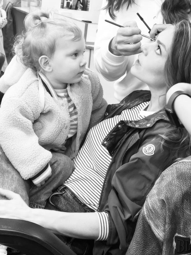 <strong>Gzel Bir Gnn Hatras</strong><br>  Paylam, "Kzm&#10083;&#65039;" notuyla anne-kz arasndaki zel ba ve samimiyeti n plana karyor.