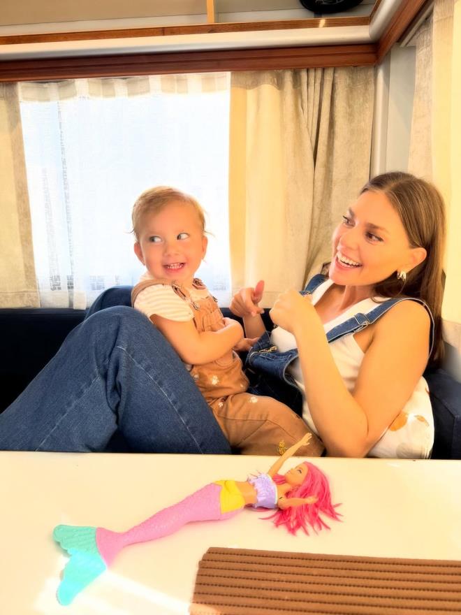 <strong>Karavanda Anne-Kz Keyfi</strong><br>  Asl Enver ve kz Elay, karavann scak atmosferinde birlikte gzel zaman geiriyor.