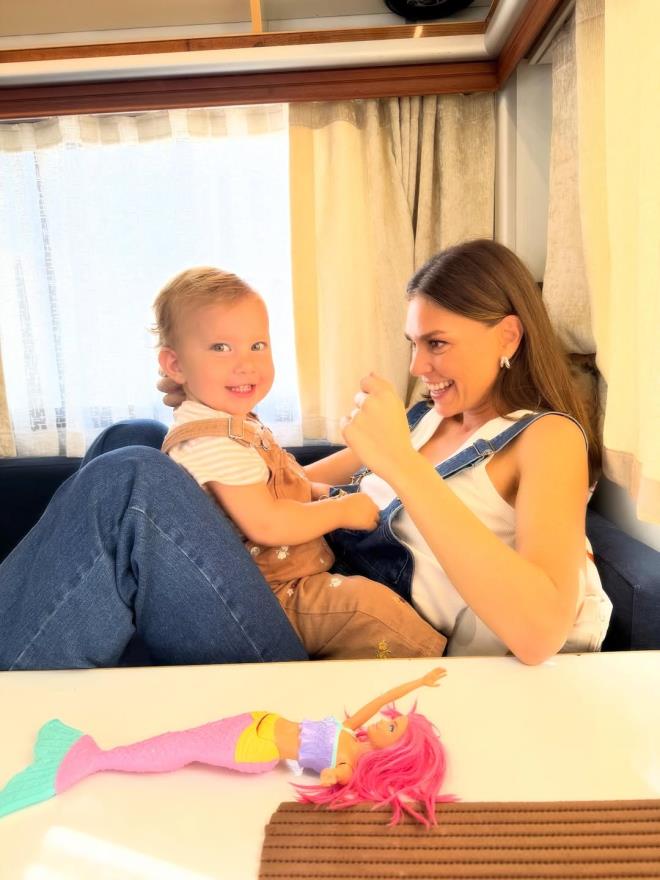 <strong>Doal Glmsemeyle Mutluluk</strong><br>  Asl Enver ve Elay, doal glmsemeleriyle takipilerine scak bir aile ortam sunuyor.