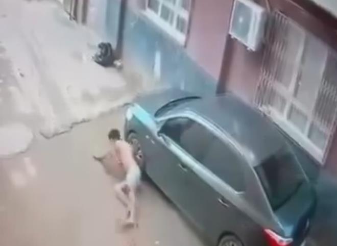 <strong>pheli Tutukland</strong><br>  D.A., Seyhan ilesi Mithatpaa Mahallesi'nde sakland evde yakalanarak karld mahkemece tutukland. Olay polis ekipleri tarafndan soruturuluyor.