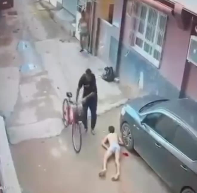 <strong>Cinayet An Kamerada</strong><br>  Adana Seyhan ilesinde yaanan olayda, Baran B. i amaryla kaarken sokakta kardei olan D.A. tarafndan defalarca bakland. O anlar gvenlik kameralarna yansd.