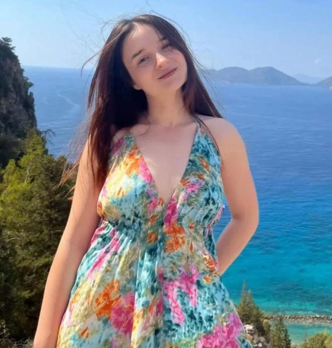 <strong>Yaya Geidinde Feci Kaza</strong><br>  Denizli Merkezefendi'de, direksiyon dersi almak iin kursa giden Simge Bayram, Ali Marm Bulvar'ndaki yaya geidinden geerken otomobilin arpmas sonucu ar yaraland.