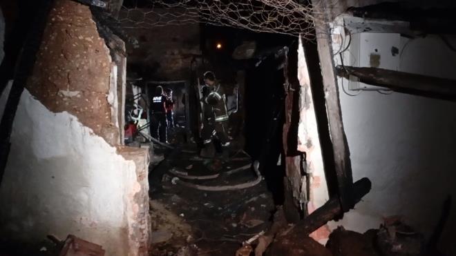 <strong>Alevler Komuya Srad</strong><br>  Yangn ksa srede bitiikteki dier eve de srad. Blge halk byk panik yaad.