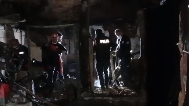 <strong>Yangn Ortaya kt</strong><br>  Osmangazi'de Uluda eteklerinde bulunan Alacahrka Mahallesi'nde kan yangn, dar sokaklar ve bitiik nizam yaplar nedeniyle hzla yayld.