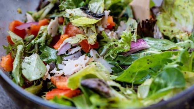 <strong>Zengin ierikleriyle vcudumuz iin gerekli olan vitamin, mineral ve lifleri salayan taze meyve ve sebzeler, saln en nemli koruyucularndan biri. Hastalklara kar doal bir kalkan grevi stlenen bu besinleri tketirken, en faydal hangisi, sorusunu ska soruyoruz.</strong>