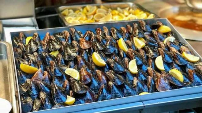 <p><span style="color:#8B4513"><strong>MDYE TREVLER</strong></span></p>    <p>Kabuklu deniz rnleri, scak havada dakikalar iinde bozulabilir.</p>    <p>Genellikle temizlenmemi, kayna bilinmeyen midyeler kullanlr.</p>    <p>Gda zehirlenmesi riskinin en yksek olduu sokak yiyeceklerinden biridir.</p>