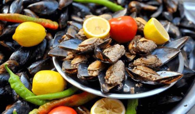 Sokak yemekleri, hzl ve ekonomik olmalar nedeniyle ska tercih ediliyor.<br>  Ancak temizlik, uygun saklama ve doru piirme koullar salanmadnda, gda kaynakl hastalk riskini artrabiliyor.