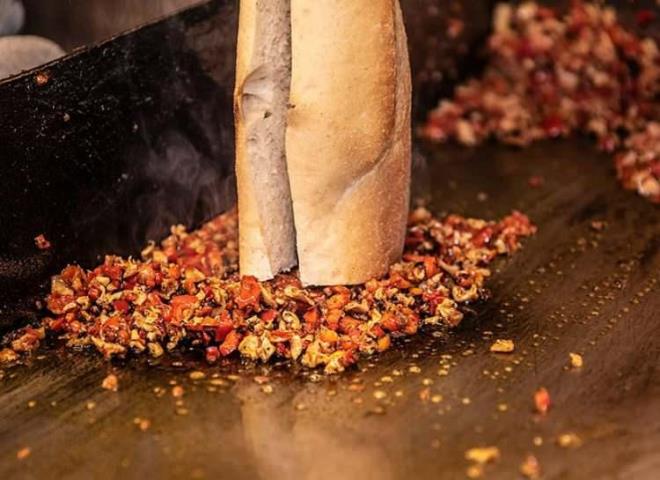 <p><span style="color:#800000"><strong>EN TEHLKEL YEMEKLER</strong></span></p>    <p>Uzmanlar, baz sokak yemeklerinin zellikle dikkat edilmesi gerekenler arasnda olduunu belirtiyor:</p>