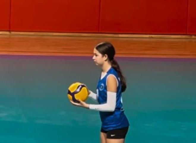 Artk bir gen kz olan Elif Ada, sporcu oldu. Ablas Dilan tak ile aabeyi do Tatlses babas gibi arkc olan Elif Ada, voleybol oynad grntlerle gndeme geldi.