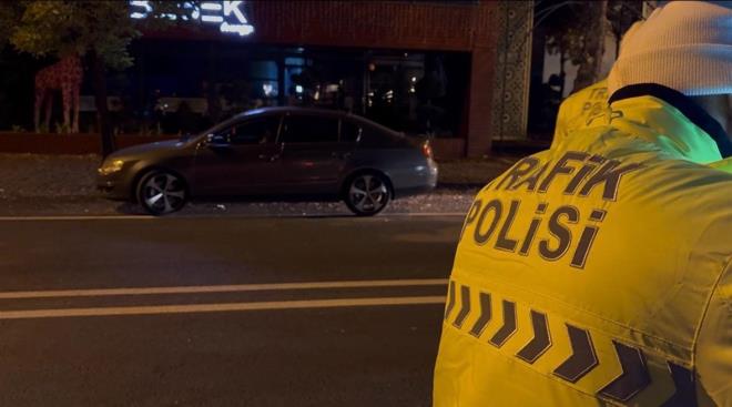 <strong>Alayarak Ayrld</strong><br>  Alkoll ekilde ara kullanan aday src, ehliyetinin iptal edilmesi sonrasnda denetim noktasndan alayarak ayrld.