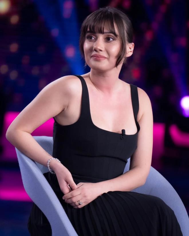 <strong>Gereki Tavr ve Ak Tanm</strong><br>  Yasak Elma'daki Zeynep karakteriyle zdeletiini ifade eden oyuncu, gereki olmay nemsediini ve ak "evde olma, ait olduun yerde bulunma hissi" olarak tanmladn dile getirdi.