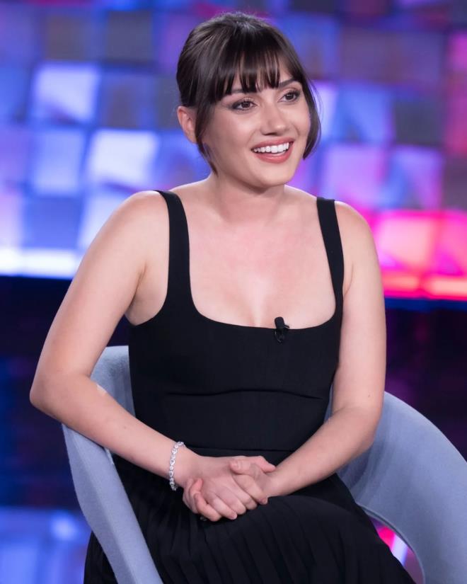 <strong>talya'da Fenomen Oldu</strong><br>  Sevda Erginci, Yasak Elma dizisiyle talya'da geni bir hayran kitlesi edindi. Baarl oyuncu, youn istek zerine Canale5'in Verissimo programnda yer ald.