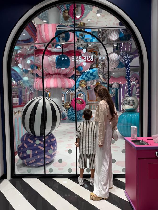 <strong>Aileyle Elence</strong><br>  Fahriye Evcen ve Burak zivit ocuklaryla birlikte temal elence mekannda renkli anlar yayor.