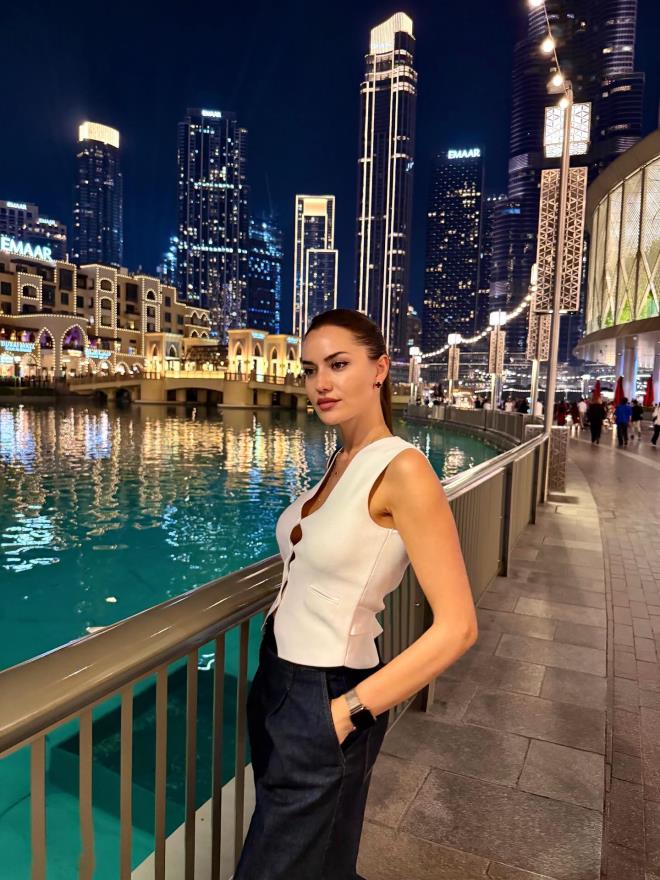 <strong>Burj Khalifa nnde</strong><br>  nl oyuncu, ehrin simgesi Burj Khalifa nnde dinlenirken, gz alc gkdelen fonu ile Instagram'n en ok ilgi eken karelerinden birine imza atyor.