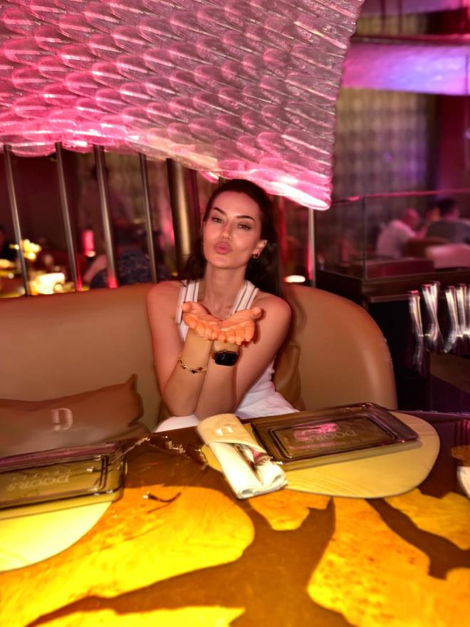 <strong>Sahil Keyfi</strong><br>  Fahriye Evcen, Dubai sahilinde gneli havada yry yaparken k plaj tarz ile dikkat ekiyor.