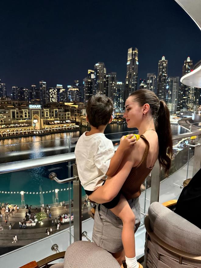 <strong>ehir Iklar Eliinde</strong><br>  Dubai'nin etkileyici gece manzaras nnde poz veren Evcen, modern kent siluetiyle buluuyor.