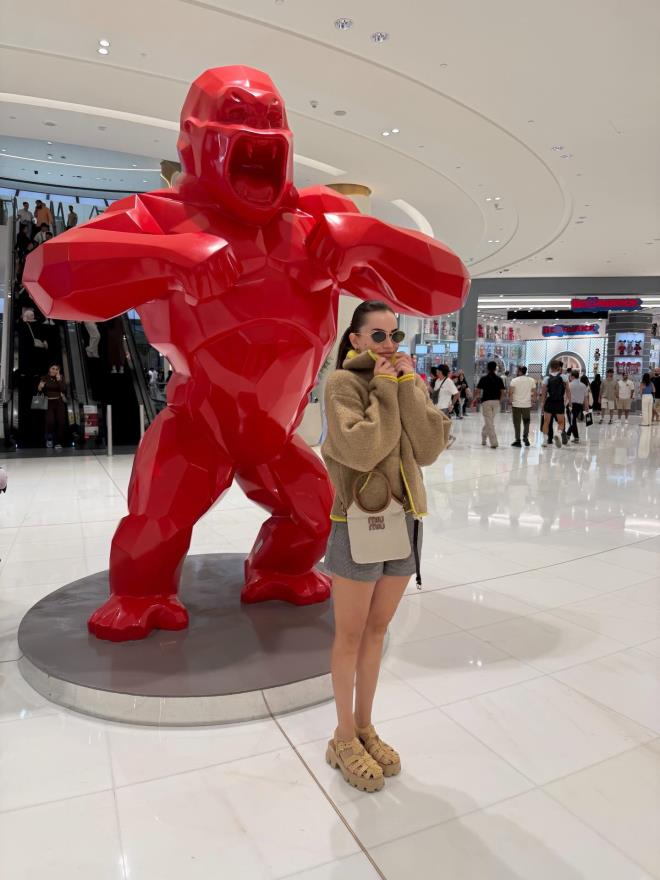 <strong>Renkli Tasarm Heykelleriyle Buluma</strong><br>  Alveri merkezindeki dev krmz goril heykeli ve tasarm eserler Instagram paylamnda elenceli detaylar sunuyor.