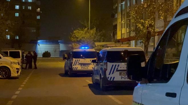 <strong>Abla Pencereden Atlad</strong><br>  Kayseri'nin Kocasinan ilesinde 18 yandaki T.. henz bilinmeyen bir sebepten evinin 4. kat penceresinden atlad. Olay yerine salk ve polis ekipleri sevk edildi.