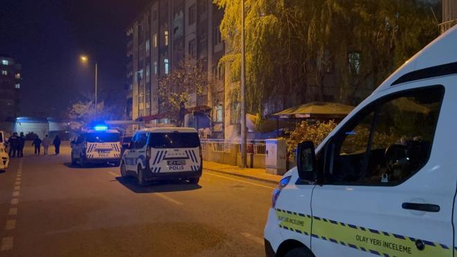 <strong>kinci Yaral Ayn Hastanede</strong><br>  S.. de salk ekiplerinin ilk mdahalesi sonras ablasnn tedavi grd hastaneye sevk edildi ve tedavi altna alnd.