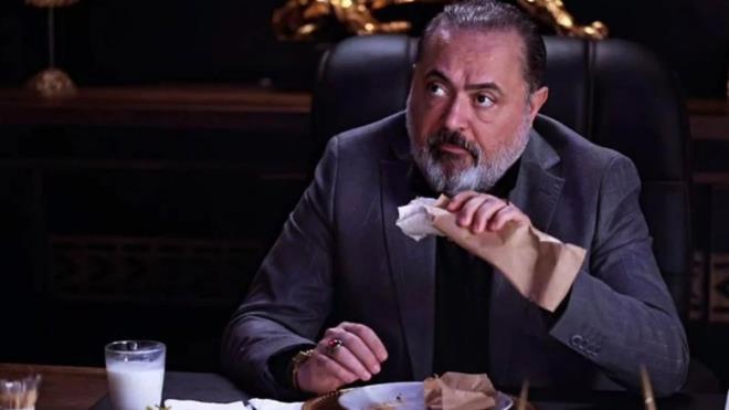 <strong>Zorlu Operasyon ve Youn Bakm Sreci</strong><br>  Tedavi srecinde iki kez baarsz olan balon ynteminin ardndan, nc denemede stent baaryla takld. Operasyonun ardndan Deniz Erdoan'n salk durumunun iyiye gittii, ei Elif Erol Erdoan'n aklamalaryla duyuruldu. Hastane odasndan "Artk benim de bir stentim var. Aman sala!" notu ile moral verdi.