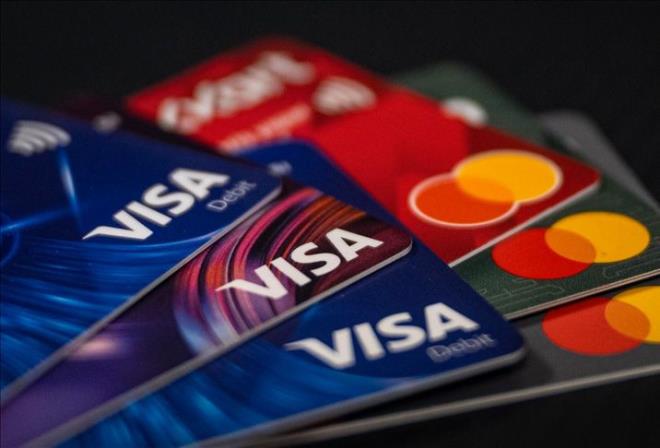 Sektr kaynaklar, kartl ilemlerde kullanlacak nakit tavannn 50 bin TL'ye ekilmesinin beklenildiini belirtirken, daha dk limitli kartlar iin ise yzde 25'lik ekim snrnn ykseltilebileceine dikkat ekti.&nbsp;