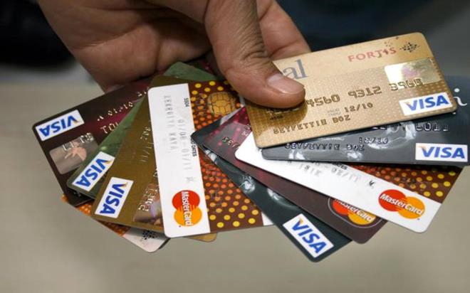 Yeni ylda kredi kartlarndan yaplacak taksitli nakit avans ilemlerinde mevcut 3 aylk azami vadenin ilk aamada 6 aya, ilerleyen srete ise gemi yllarda olduu gibi 12 aya ykseltilmesi planlanyor.