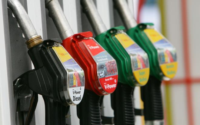 21 Kasm 2025 Cuma gn itibariyle kallavi bir zam geliyor. Akaryakt rnlerinden motorine cuma gn zam 1 TL 78 kuru zam yaplacak. Bu zamla birlikte motorinin litresi ilk kez 60 liray aacak. Zam sonras motorinin litre fiyat Ankara'da 60 TL 46 kurua kacak. Baz illerde ise motorinin litre fiyat 61 liray da aacak. Antalya'da motorinin litresi cuma gn itibariyle 61 lira 85 kurutan satlacak. te tabelada ilk kez greceimiz 60'l rakamlar...