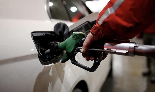 <strong>MOTORNE NE KADAR ZAM GELYOR?</strong><br>Motorinin litre fiyatna 21 Kasm cuma gnnden geerli olacak zam oran kesinleti. Motorine gelecek olan zam 1 TL 78 kuru olacak. Bu zamla birlikte motorinin litre fiyat baz illerde 60 liray ilk kez aacak. Baz illerde ise 61 liray da geecek. Zam sonrasnda motorinin litre fiyat yle olacak: