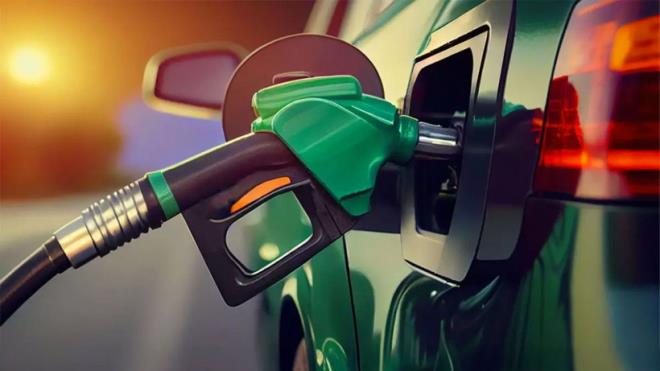 Motorinin litre fiyatna beklenen zam oran kesinleti. Zam gece yars geliyor. En son benzin fiyatlar zamlanm ve litre fiyat stanbul'da 54,89 liraya kmt. Daha nce ykl bir zam gren motorin fiyatlar ise bir kez daha uua geti. Cuma gn itibariyle pompaya yansyacak olan motorin zamm ile 50'li rakamlar geride kalacak, 60'l rakamlar tabelaya yansyacak. Baz illerde ise 61 lirann stn grlecek. Zamdan nce gece yarsna kadar depolarnz fulleyin...&nbsp;