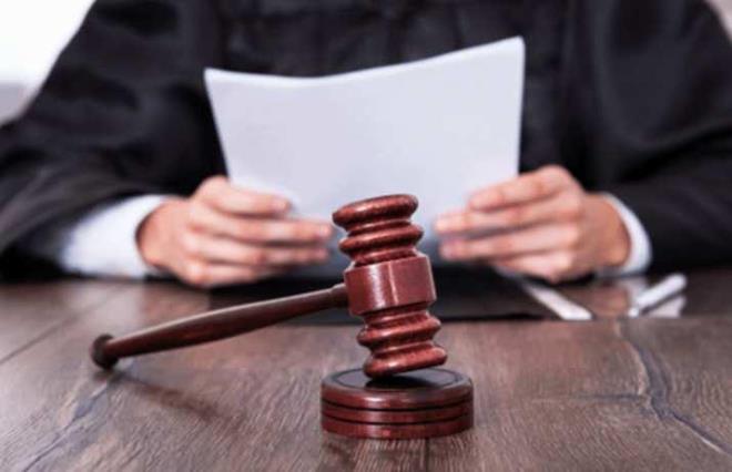 stinaf Mahkemesi, erkein <strong>sosyal medyada baka kadnlarn fotoraflarn beenmesinin gven sarsc davran</strong> olduunu, bu nedenle <strong>ar kusurlu</strong> saylmas gerektiini belirtti. Ayrca kadna verilen nafakann <strong>1000 TL'ye karlmasna</strong>, madd ve manev tazminatlarn ise <strong>30'ar bin TL'ye drlmesine</strong> karar verdi.