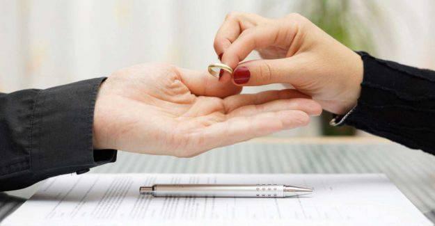 <span><strong>KAYSER'DE AILAN BOANMA DAVASI EMSAL OLDU</strong></span>Habertrk'ten Yasemin Gneri'nin haberine gre, Kayseri'de yaayan <strong>H.B. ve S.B.</strong> isimli ift, karlkl olarak boanma davas at. H.B., dava dilekesinde einin; <strong>kendisine hakaret ettiini</strong>, <strong>harlk vermediini</strong>, <strong>sosyal medyada baka kadnlarn fotoraflarn beendiini</strong> ve <strong>sadakat ykmllne aykr davrandn</strong> ne srd. Bu nedenle <strong>5 bin TL yoksulluk nafakas</strong> ve <strong>500 bin TL tazminat</strong> talep etti.