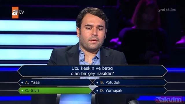 <p><strong>"Kim Milyoner Olmak ster?"</strong>n yeni blmnde yarmacya yneltilen ilk soru dikkat ekti. Stdyoda heyecanla balayan yarmada yarmacya, gndelik hayatta sk kullanlan bir niteleme zerinden u soru soruldu:</p>  <p><strong>"Ucu keskin ve batc olan bir ey nasldr?"</strong></p>  <p>klarda ise u seenekler yer ald:<br> <strong>A: Yass - B: Pofuduk - C: Sivri - D: Yumuak</strong></p>  <p>Yarmac, soruya doru yant olan "C: Sivri" seeneiyle karlk verdi. Bylece yarma ilk sorudan doru cevapla balam oldu.</p>