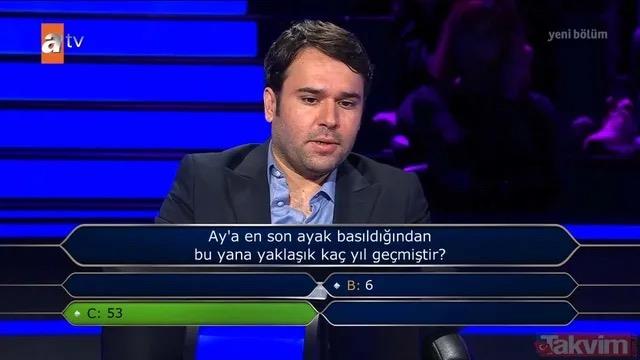 <p>Yarmacya yneltilen soru yleydi:</p>  <p><strong>"Ay'a en son ayak basldndan bu yana yaklak ka yl gemitir?"</strong></p>  <p>klarda u seenekler yer ald:<br> <strong>A: 3<br> B: 6<br> C: 53<br> D: 56</strong></p>  <p>Yzde 50 joker hakkn kullanan yarmac<strong> "C: 53" </strong>cevabn iaretleyerek bir sonraki soruyu grmeye hak kazand.</p>