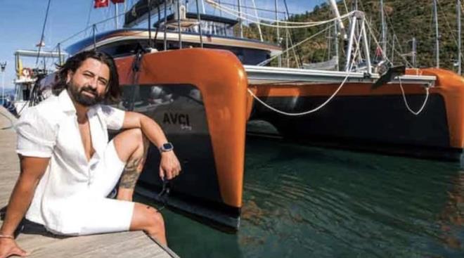 nceki gn menajerinin stanbul skdar'daki kahve dkknnn alna katlan arkc Koray Avc, "<em>Fethiye'de cuma pazarnda tezghm var, canm istiyor karpuz satyorum. Bunu nerede yapacaksn stanbul'da? Zaten kalabalk, ova dner o i... Orada ov gibi olmuyor</em>" dedi.&nbsp;